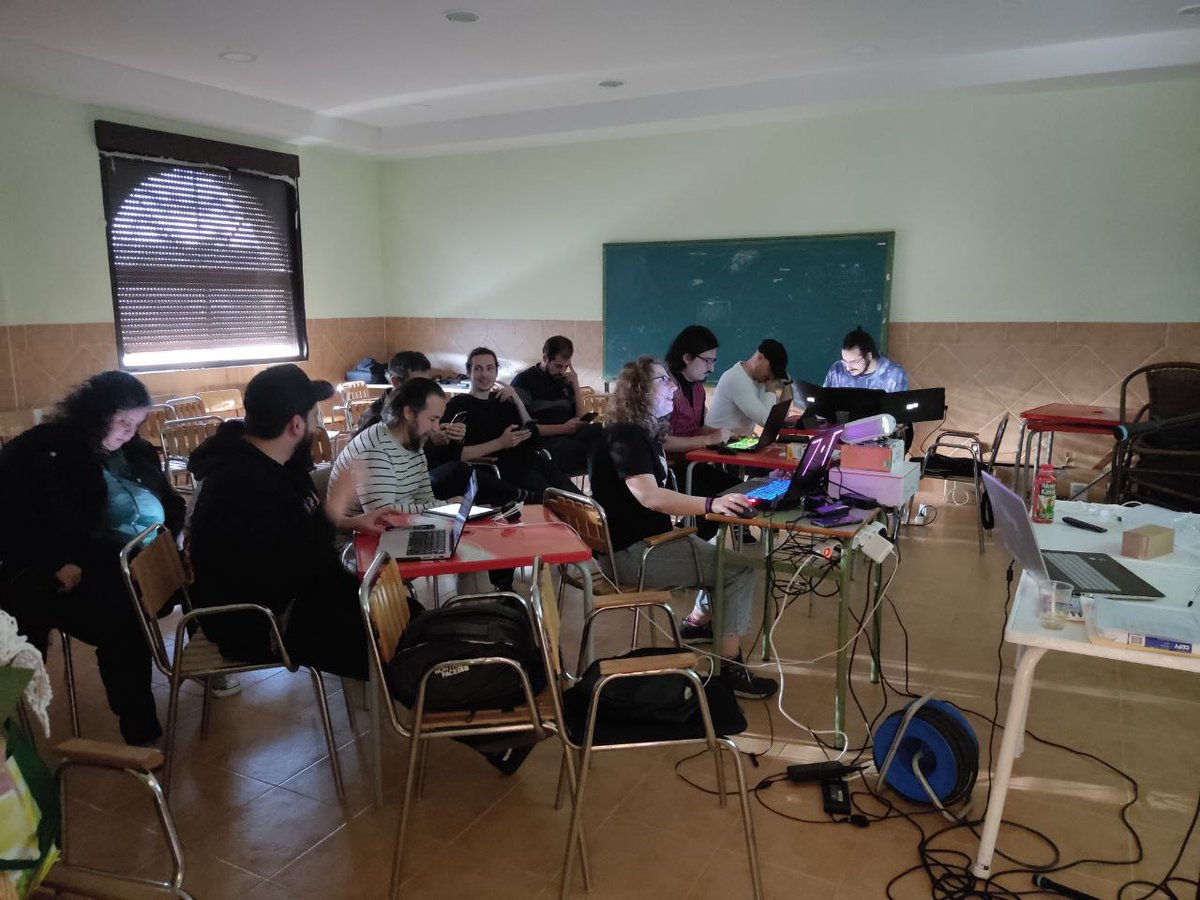 Esta tarde Pablo, Alba y Ramón nos han hecho tres tremendos talleres. Y mientras Pedro sigue con el programa de larp-tech 😍