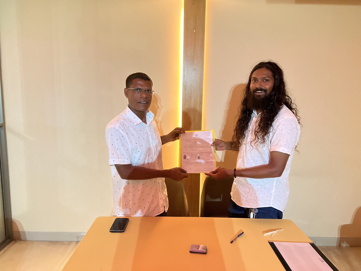 Hassanttay's tweet image. ޑައިވިންގެ ދާއިރާގައި ފުންނާބު އުސްބޭފުޅެއް ކަމަށް ވާ ރ.ރަސްމާދޫ ފަުޖުރުތަރި / މުަހައްމަދު އައިމަން މިރޭ އެމްޑީޕީއާއި ގުޅިވަޑާގަންފި. ވަރަށް ބޮޑަށް މަރުހަބާ@MDPSecretariat