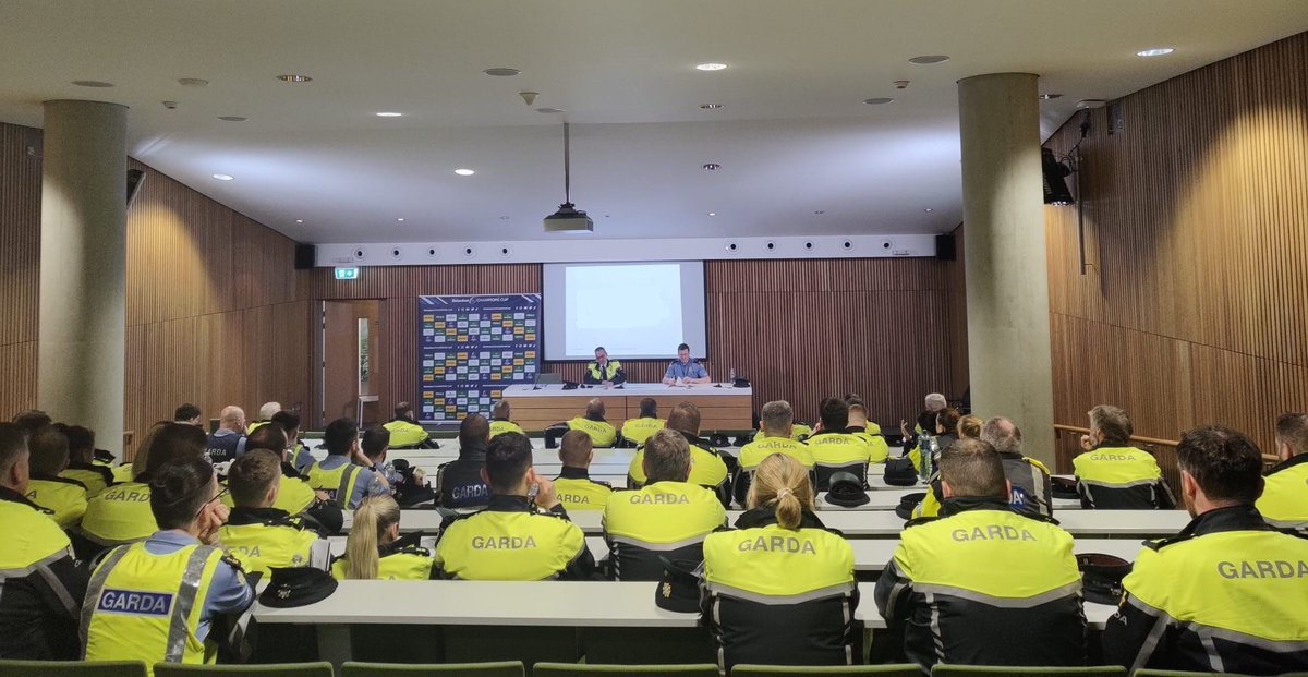 gardainfo's tweet photo. Gardaí in Donnybrook get ready to police another large public event at the @AVIVAStadium today. Superintendent Tim Burke and Inspector David Wogan briefing Gardaí on the policing plan ahead of today's Leinster v Ulster rugby match.

#KeepingPeopleSafe 
#ItsAJobWorthDoing https://t.co/CvZAqZVQzZ