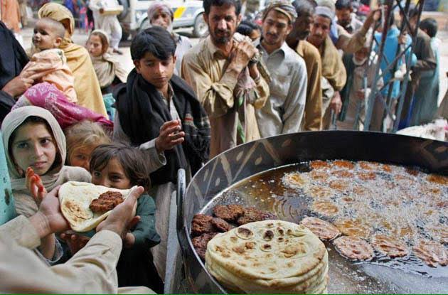 instantSSS's tweet photo. ہمارے تمام لیڈر کو چاہیے اپنی آپسی جنگ کو چھوڑ کر ان غریبوں کے لیے مہنگائی سے لڑیں اگر عوام ہی بھوک سے اور غربت سے مر جائے گی تو ان کے لیے کرسی کس کام کی🤔
#BecharaPakistani
@ImranKhanPTI 
@MaryamNSharif https://t.co/bJOm6r57L1