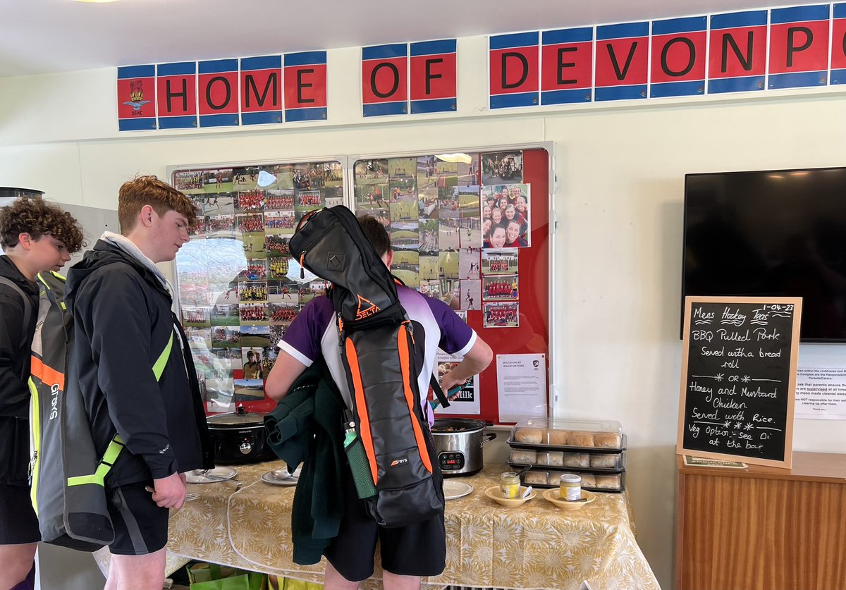 DServicesTeas's tweet photo. The last teas of this season. A massive thank you to our 3 chefs who have provided meals for our games this season. Looking forward to next season already @ECVHornets @OkeHockeyclub @DServicesHockey @hockeymatchteas https://t.co/5J91FNySWd