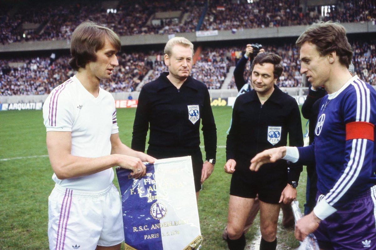 #Anderlecht v #AustriaWien, final of the 1978 Cup Winners Cup in Paris.  
Captains #RobRensenbrink and #RobertSara before the final. 
#RSCA #FKAustria.
