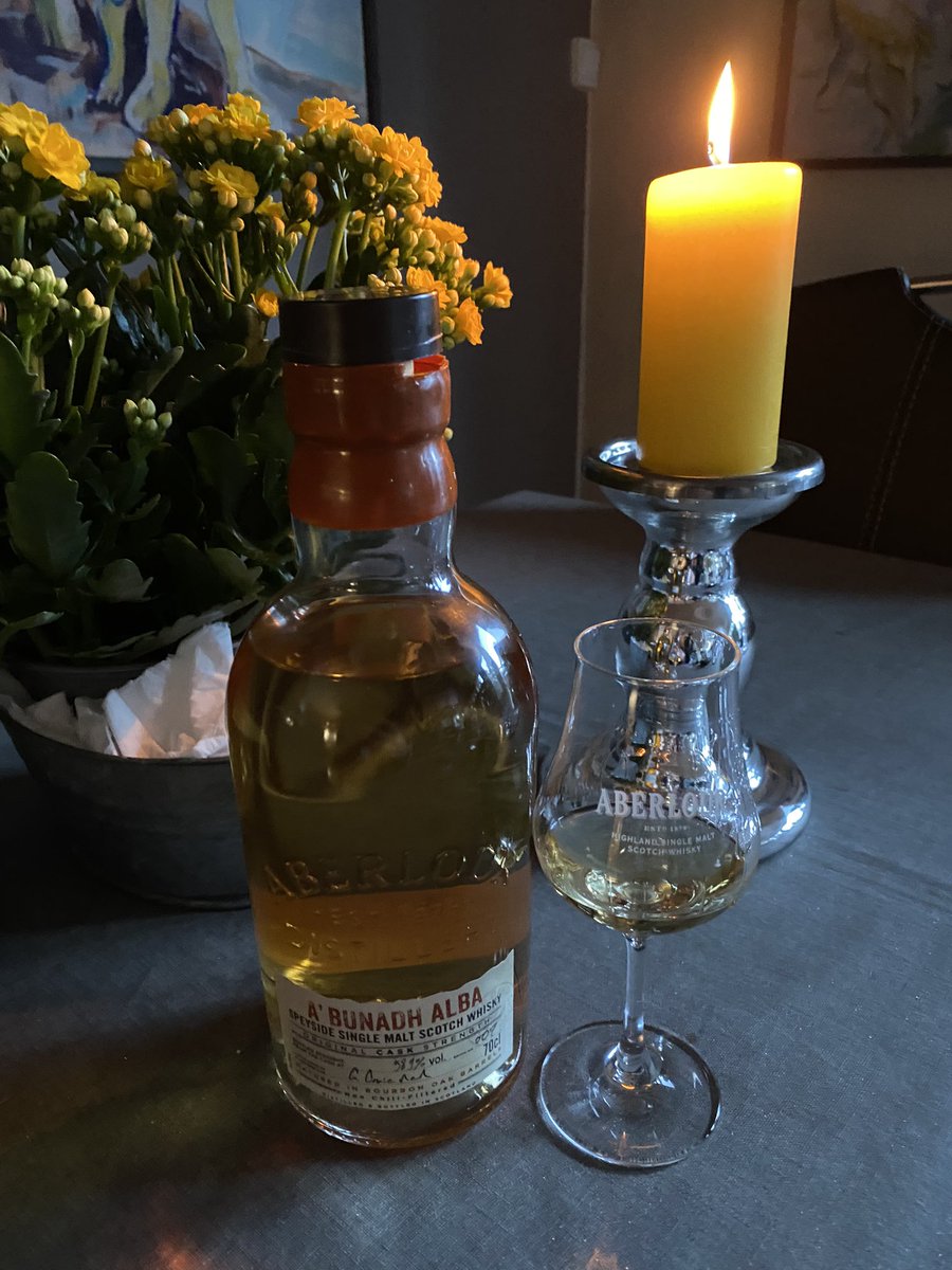 DetDerre's tweet photo. Neida, jeg hadde egne pølser og pinnekjøtt med schezuan-glaze til middag. Skål fra whisky-entusiasten! 🥃 #aberlour #forrigetweet https://t.co/vPbx58UXVz