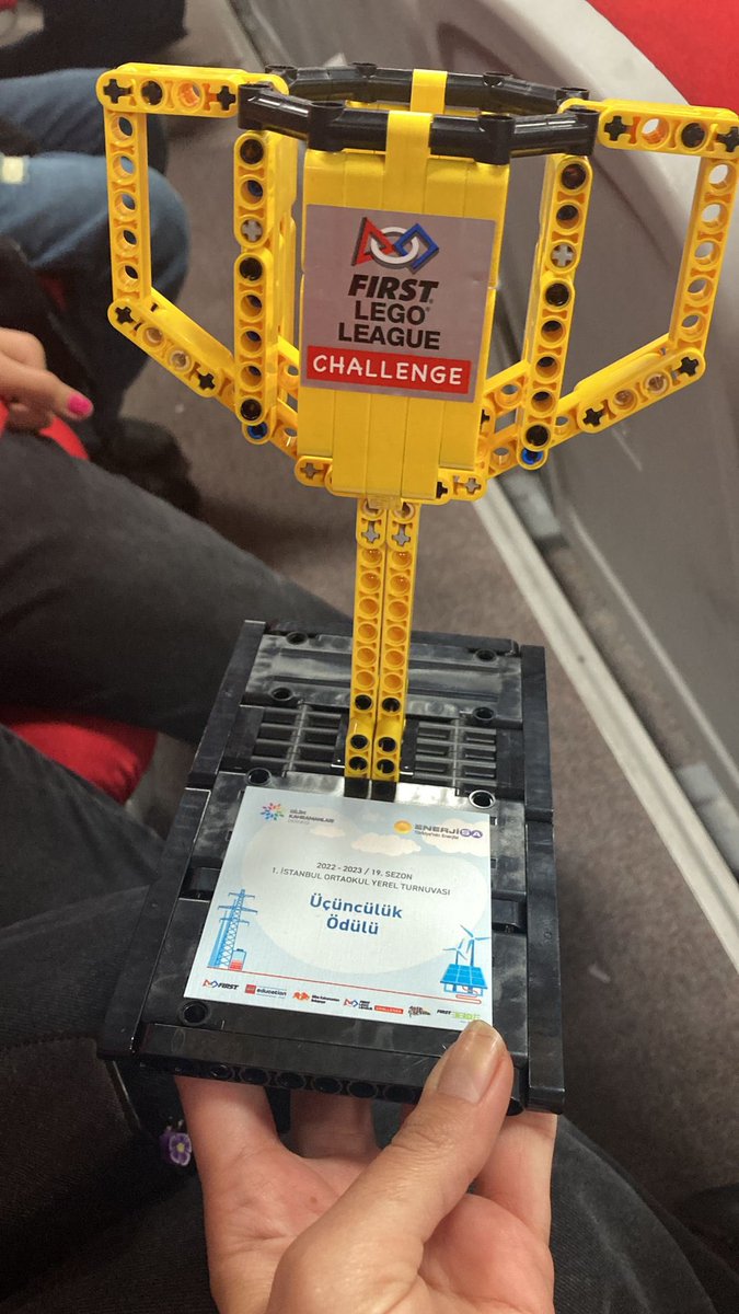 İstanbul’da 3. olan ekibe teşekkürler. Emekleriyle <a href="/diyarbakirstem/">DiyarbakırSTEM</a> kurdular Bir yılı Aşkın süredir çocuklarımızla çalıştılar ve ilk turnuvada dereceye girdiler. Teşekkürler  <a href="/Murat4Kucukali/">Murat Küçükali</a>   @ykptoprak  <a href="/UcakBilgicBurcu/">Burcu Bilgiç Uçak</a> <a href="/bodurzeynep89/">Zeynep Bodur🇹🇷</a> <a href="/yaman_fikriye/">Dr. Fikriye Yaman</a>