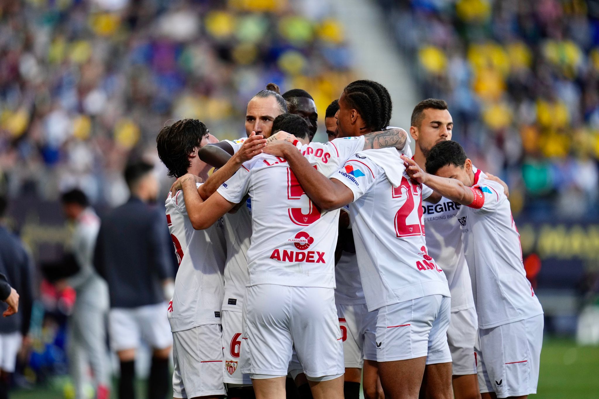 Jogadores do Sevilla comemorando. (Foto: Reprodução/Sevilla)