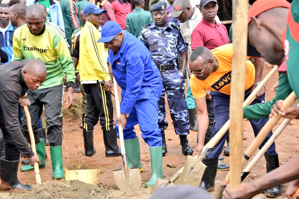 Yasavye abenegihugu kuja inama n'ingingo bakorere hamwe mu makoperative kugira bashobore gutera imbere. Yaciye abemerera amabati azosakara iyo nyubakwa.
Edouard Mukoko arongoye igiporisi muri iyo ntara yavuze ko iyo nyubakwa izokwakira abantu 400.
