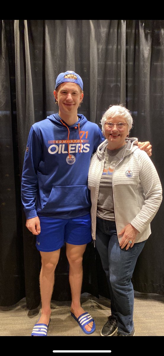 buoyantbabe's tweet photo. #clouder #LetsGoOilers such a nice young man. https://t.co/7UEBBAO3qX