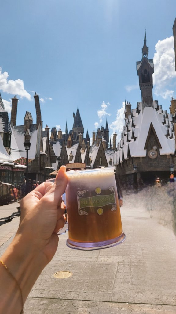 MiyakoNexas's tweet photo. Ich bin dem Guten #Butterbeer verfallen. Hier #Hogsmead lässt es sich gut leben sag ich euch 😃 der schönste Ort der Welt!! Und was treibt ihr heute so? Wie ist das Wetter bei euch? In Florida hats 33Grad. https://t.co/UJac9uVPYf