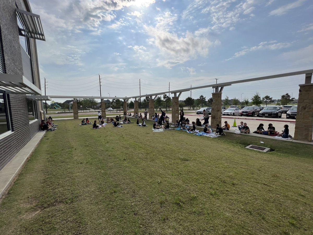 2nd graders enjoying House picnic Day! Black out on your block!!!! A-l-u-t-r-i-s-m-o!! 🐍 <a href="/kimbearden/">Kim Bearden</a> <a href="/mrronclark_/">Ron Clark</a> @campbellcubs