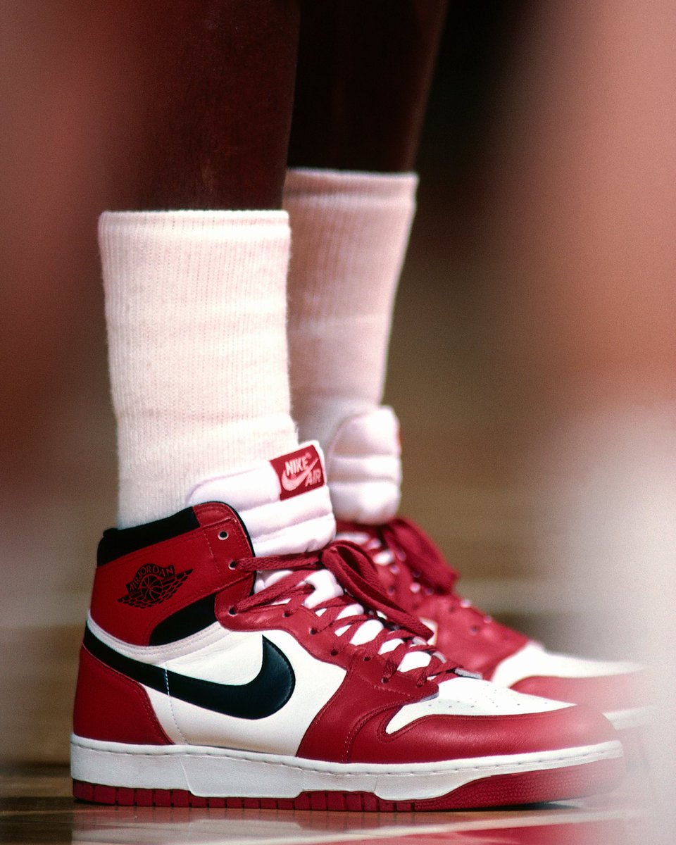 NBAdoPovo's tweet photo. Há exatos 38 anos

1° de abril de 1985

O Air Jordan 1 era lançado custando apenas 65 dólares

O resto é história... https://t.co/2AEnqXSK9f