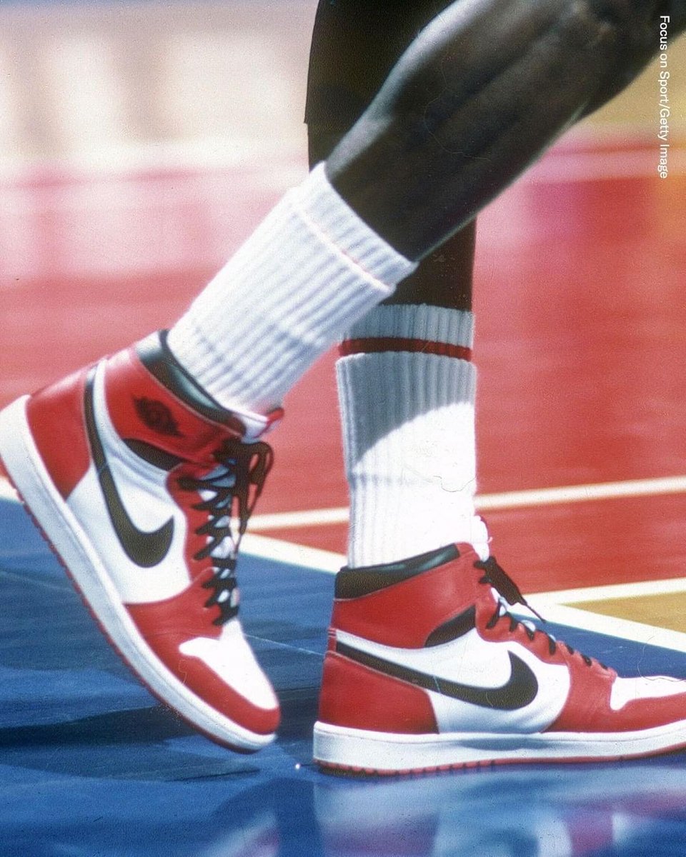 NBAdoPovo's tweet photo. Há exatos 38 anos

1° de abril de 1985

O Air Jordan 1 era lançado custando apenas 65 dólares

O resto é história... https://t.co/2AEnqXSK9f