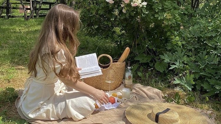 wandervoyage's tweet photo. Reading outside 🌾 https://t.co/VQl7GXzKlm