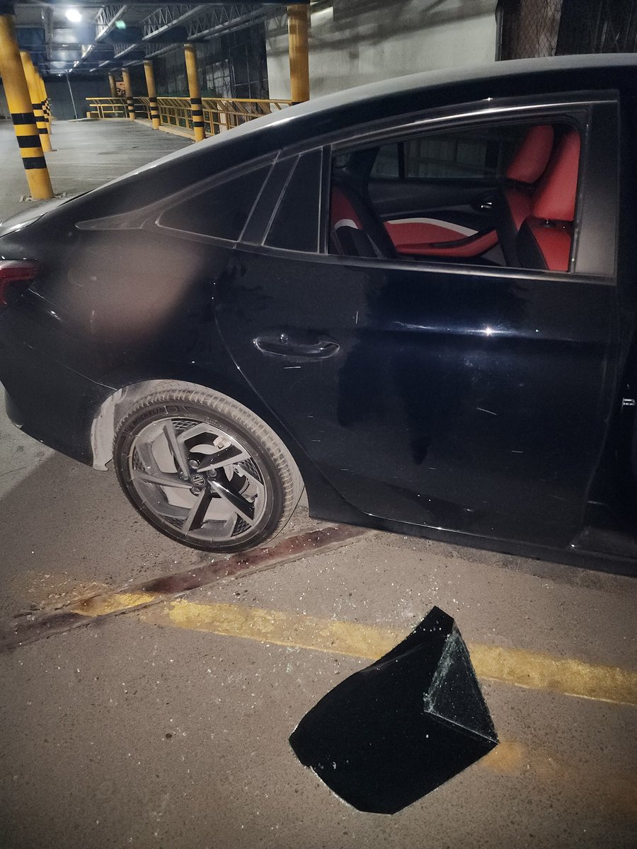JaimeGarzaC's tweet photo. Ayer en cinepolis garza sada, en el estacionamiento del cine a 5 nos cristaliaron y los del cine ni para ir a ver. Que ellos no tenian por que ir a ver y mucho menos hacer algo. @Cinepolis que son esas atenciones?? https://t.co/hPnBjgp9hv