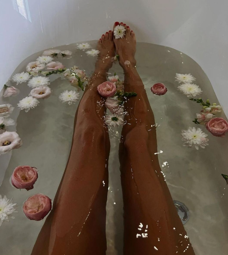 Why not romanticize your life and add florals into your bath? Self - care comes in many forms! 

Photo via: @toutttestemporaire