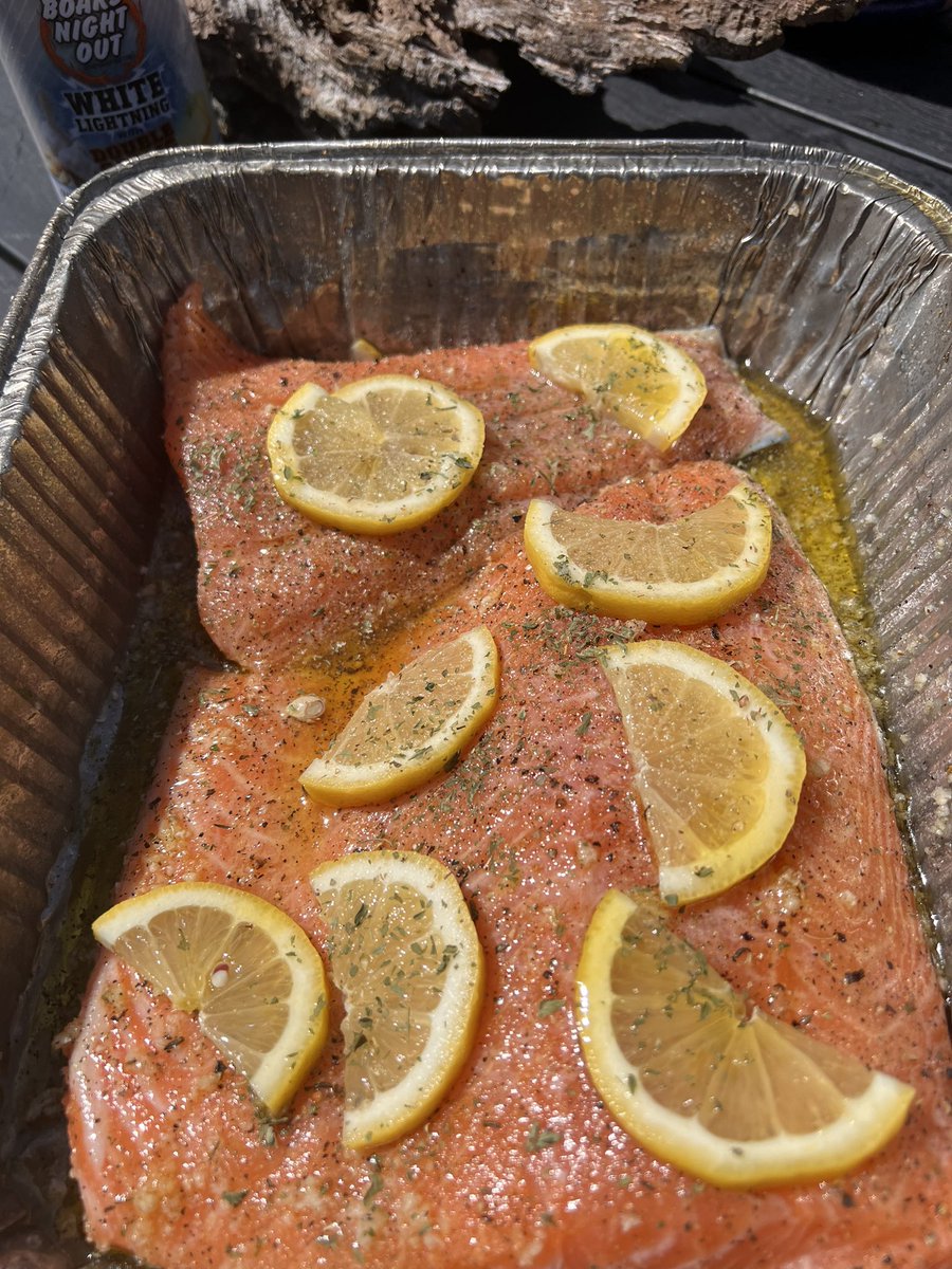 LunchinnG's tweet photo. Smoking salmon today 💨🔥 https://t.co/68WKaxu0FP