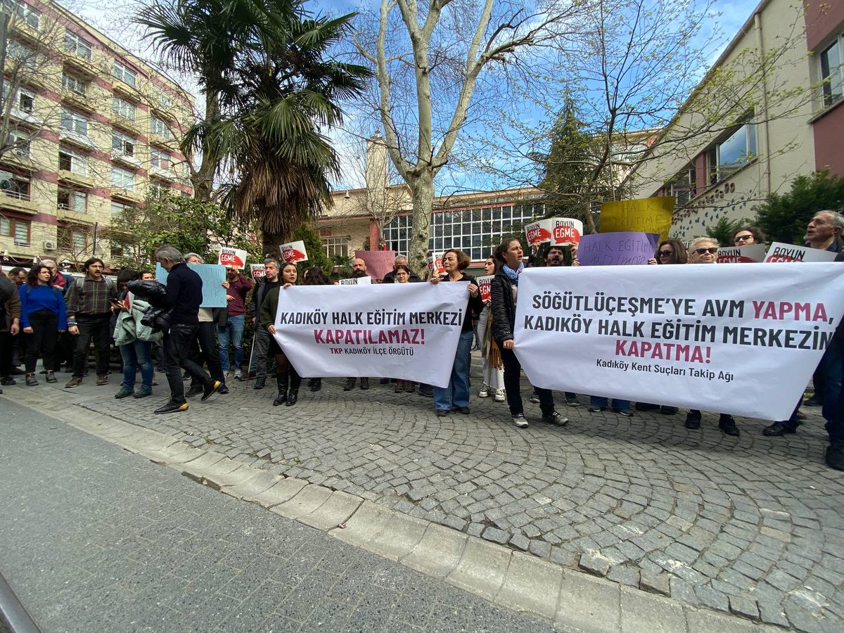 Kadıköylüler boşaltılan Halk Eğitim Merkezi önünde buluştu: 'Dokundurtmayız'

haber.sol.org.tr/haber/kadikoyl…