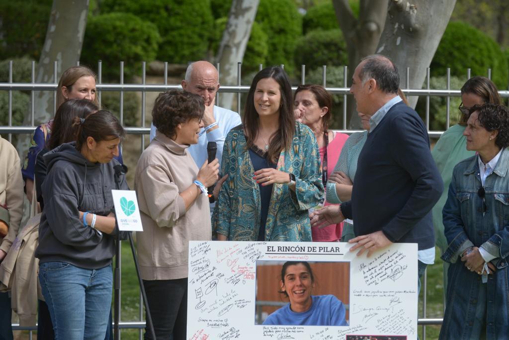 #Deportes:

El Ayuntamiento <a href="/zaragoza_es/">AyuntamientoZaragoza</a> ha inaugurado hoy la pista de #baloncesto Pilar Valero, ubicada en el Parque Bruil.

Un colorido diseño y el # 4 en el círculo central, en homenaje a la mejor jugadora de la historia del baloncesto aragonés

👇MAS👇
zaragozabuenasnoticias.com/2023/04/01/el-…