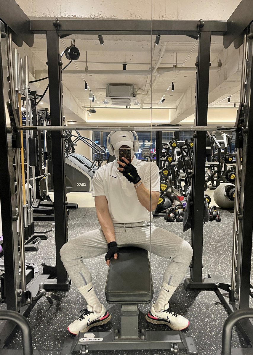 𝐁𝐋𝐀𝐂𝐊 𝐨𝐫 𝐖𝐇𝐈𝐓𝐄?
#April #health #sportswear #NIKE 
#fitness #fitnessmen #FitnessModel