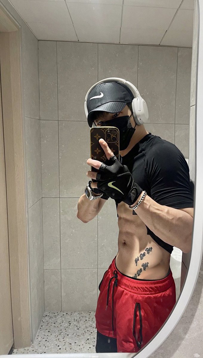 C_bum1007's tweet photo. 𝐁𝐋𝐀𝐂𝐊 𝐨𝐫 𝐖𝐇𝐈𝐓𝐄?
#April #health #sportswear #NIKE 
#fitness #fitnessmen #FitnessModel https://t.co/TdNdSfgCem