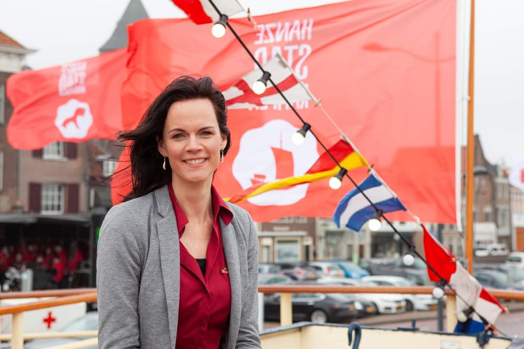 2/2 @c_nederlof, gebiedsmanager <a href="/Hanzesteden/">Hanzesteden</a>:“Ongelofelijk om te zien wat de steden aan creatieve inspirerende initiatieven hebben ontwikkeld en zich gezamenlijk presenteren; we hadden ons geen betere aftrap kunnen wensen. Nou ja, het weer had wat meer mee mogen werken”, grapt ze
