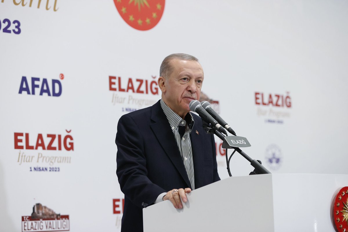 tcbestepe's tweet photo. “Enkaz kaldırma ve hasar tespit çalışmalarımızı süratle neticelendirirken deprem konutlarımızın inşasına geçiyoruz” https://t.co/MEc7AUgctQ https://t.co/KGRJ5gftKj
