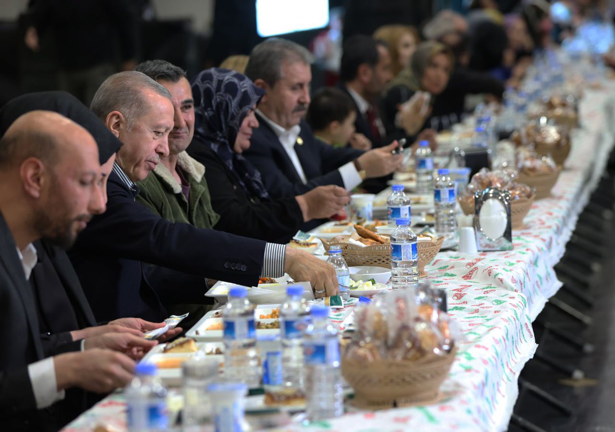 “Enkaz kaldırma ve hasar tespit çalışmalarımızı süratle neticelendirirken deprem konutlarımızın inşasına geçiyoruz” tccb.gov.tr/haberler/410/1…