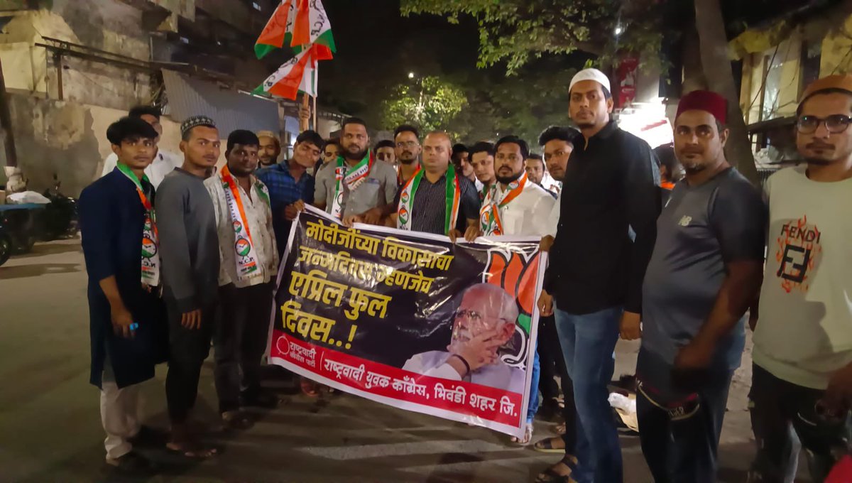 MahebubShaikh20's tweet photo. "एप्रिल फुलचा दिवस म्हणजे 
मोदी विकासाचा वाढदिवस"

राष्ट्रवादी युवक काँग्रेस,महाराष्ट्र प्रदेशच्या वतीने 1 एप्रिल हा " एप्रिल फुल चा दिवस #मोदीचा_विकासाचा_वाढदिवस"म्हणून राज्यभर साजरा करण्यात येत आहे.
आज राष्ट्रवादी युवक काँग्रेस,परभणी शहर, भिवंडी तसेच लातूर जिल्ह्यातील औसा,(1/1) https://t.co/N3ncxnaFIz