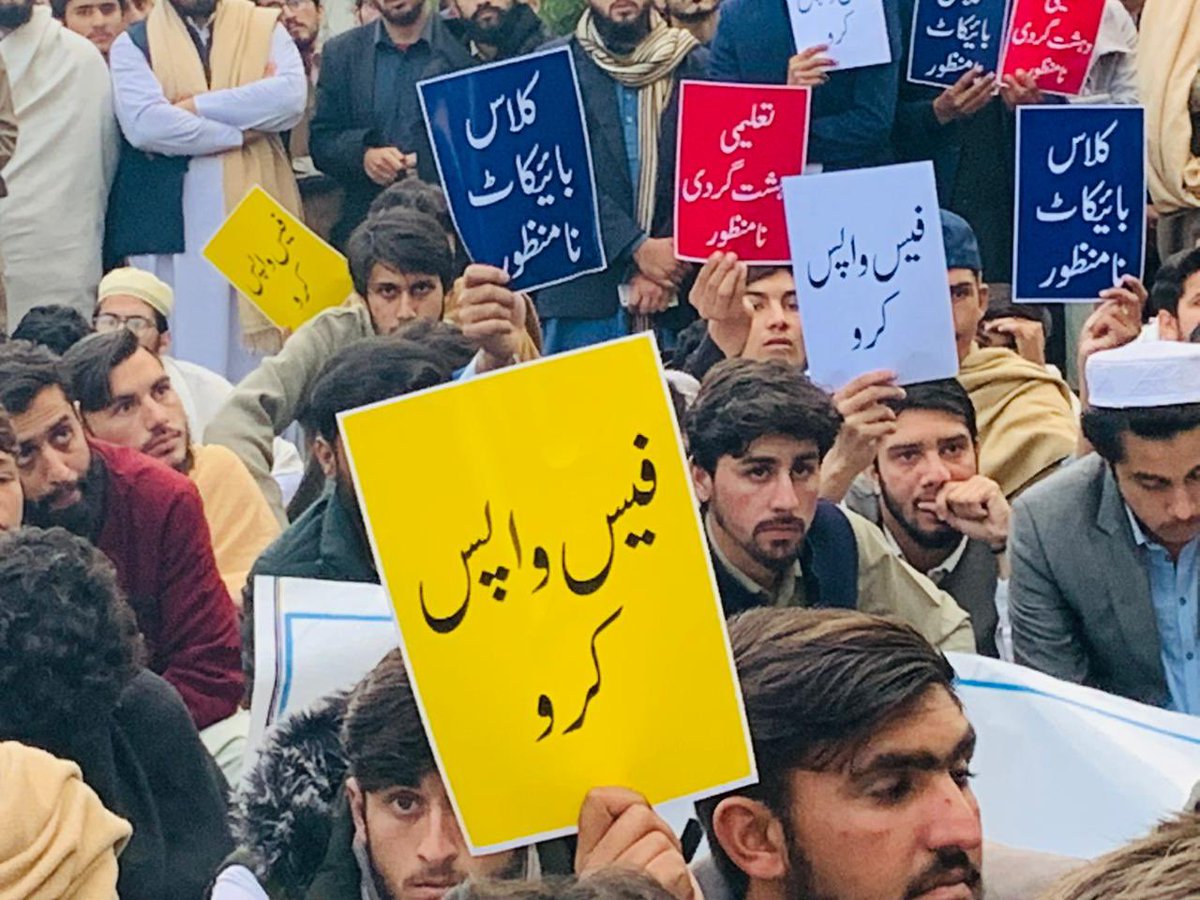 ShakeelAhmed626's tweet photo. اساتذہ قوم کے معمار ہیں صوبہ خیبر پختونخوا کی سب سے بڑی مادر علمی جامعہ پشاور ایک ماہ سے اساتذہ کے کلاس بائیکاٹ کے نتیجے میں بند پڑی ہے اور کسی کے کان پر جوں تک نہیں رینگ رہی ہے اور نقصان اگر ہو رہا ہے تو وہ طلبہ و طالبات کا ہو رہا ہے۔
 #تعلیمی_دہشتگردی_نامنظور https://t.co/flXUcmfCXl