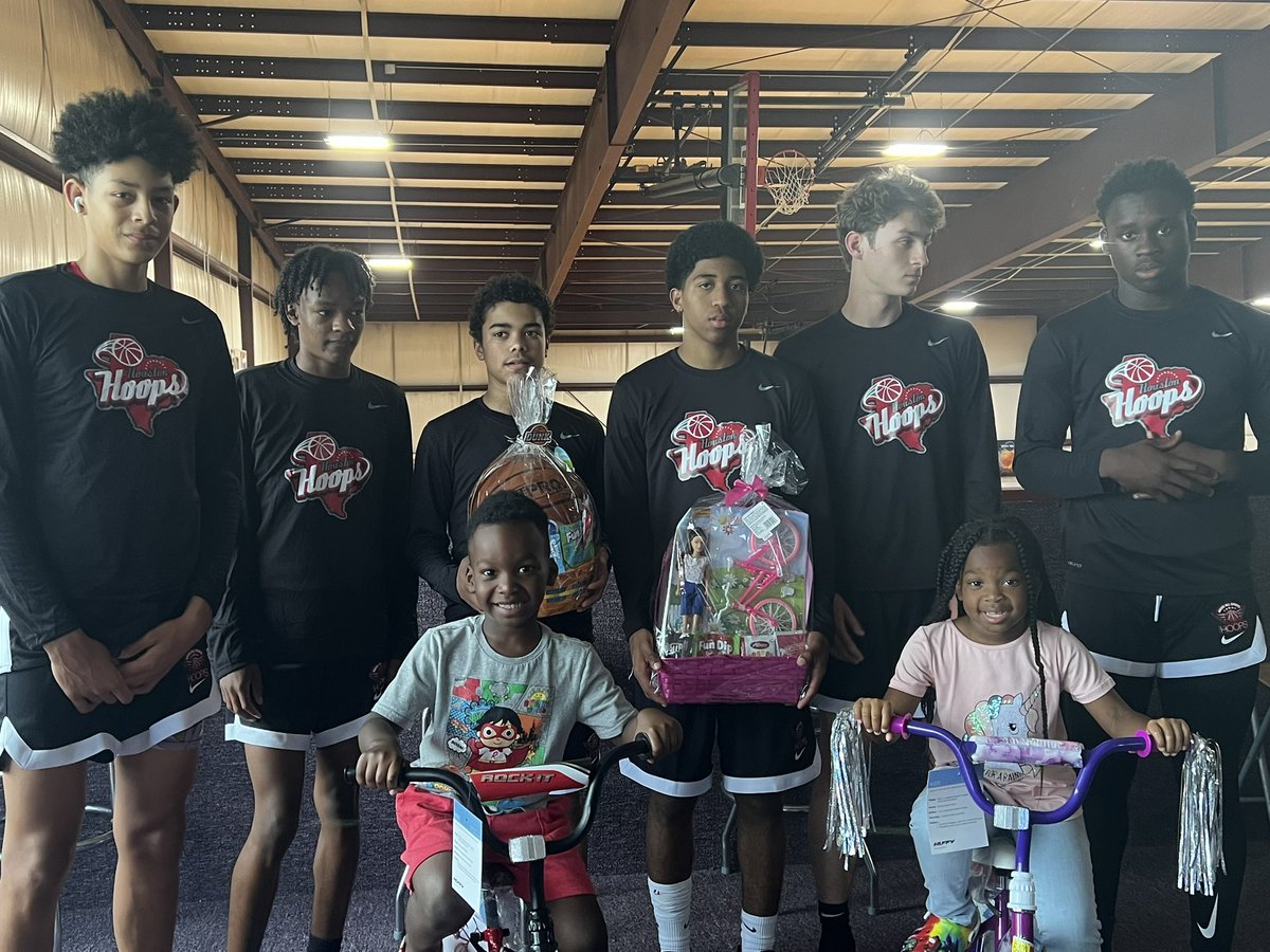 t_tbrown12's tweet photo. @GarrettGatorWay 
Happy Easter!! Awesome students from Garrett Elementary Erica and Eric @AASportsHoops thank you Mr. &amp; Mrs. Brian Jolivette and Hoops family. https://t.co/FRRFXX4vP5