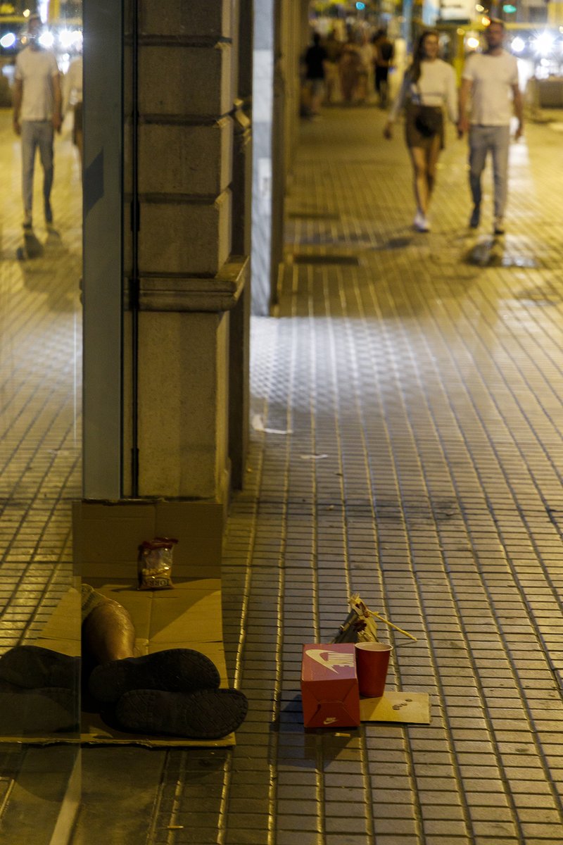 ArrelsFundacio's tweet photo. Haver de viure al carrer comporta molts riscos per a la persona. Aquesta nit, a Barcelona, més de 1.200 persones passen la nit al ras. #ningúdormintalcarrer https://t.co/9SavyjAKgY