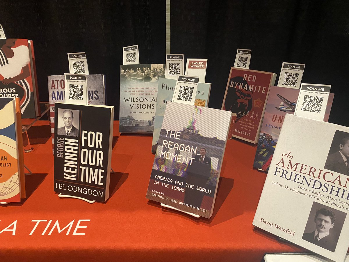 Books in the wild! #OAH23 #OAH2023 @secolbourn <a href="/JRHunTx/">Jonathan R. Hunt</a>