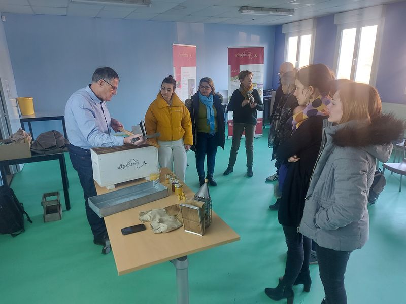 Dans le cadre de l'installation future de ruches dans le parc du collège, M. Pierre et Mme Lamard, apiculteurs de l'association Asapistra asapistra.fr, sont venus expliquer leur travail aux professeurs.

…-arp-strasbourg.site.ac-strasbourg.fr/web/?p=3679