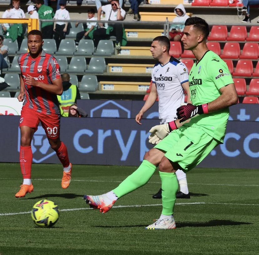 musso_juan's tweet photo. Torniamo a Bergamo con i tre punti. Dieci partite da qui alla fine, da affrontare come finali. #ForzaAtalanta 

Volvemos a Bergamo con los tres puntos. Quedan diez partidos, los afrontaremos como si fuesen finales. #ForzaAtalanta https://t.co/naggoyYl5M
