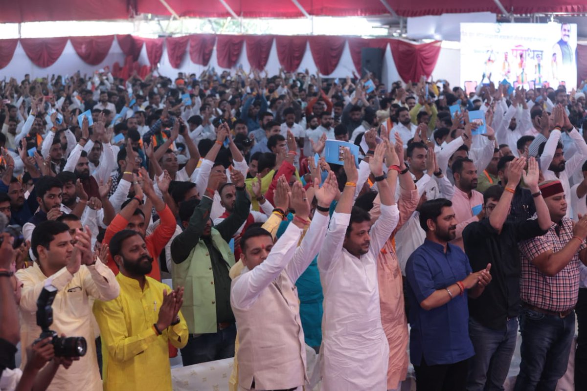 ChouhanShivraj's tweet photo. आत्मनिर्भर मध्य प्रदेश बनाने के संकल्प को सिद्धि प्रदान करने की दिशा में भारतीय जनता युवा मोर्चा के कार्यकर्ताओं से 'युवा नीति' एवं मुख्यमंत्री कौशल कमाई योजना से संबंधित विभिन्न विषयों पर संवाद किया। https://t.co/4KgHLc87wo