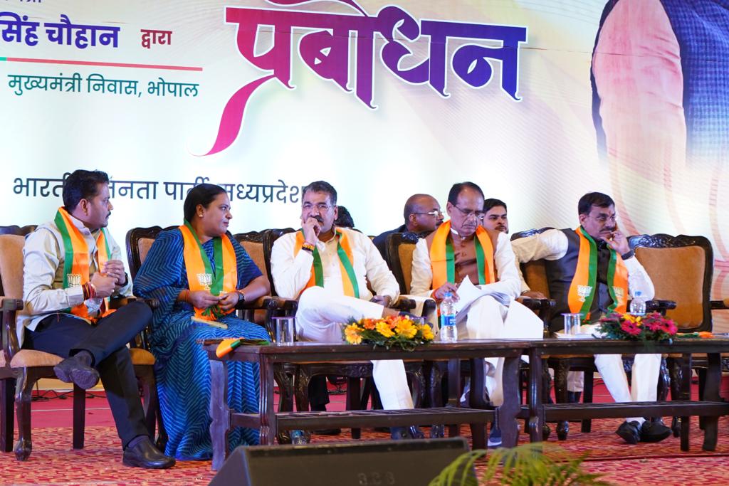 ChouhanShivraj's tweet photo. आत्मनिर्भर मध्य प्रदेश बनाने के संकल्प को सिद्धि प्रदान करने की दिशा में भारतीय जनता युवा मोर्चा के कार्यकर्ताओं से 'युवा नीति' एवं मुख्यमंत्री कौशल कमाई योजना से संबंधित विभिन्न विषयों पर संवाद किया। https://t.co/4KgHLc87wo