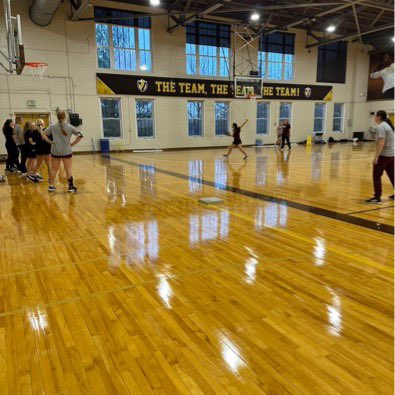 oliviakrehbiel4's tweet photo. @ValpoSoftball We missed you at the big “oppo” game today!! Making the most of a cold rainy day with some BP and fun on the road😎🥎 Thanks for letting us use your facilities! https://t.co/GAyH40asHK