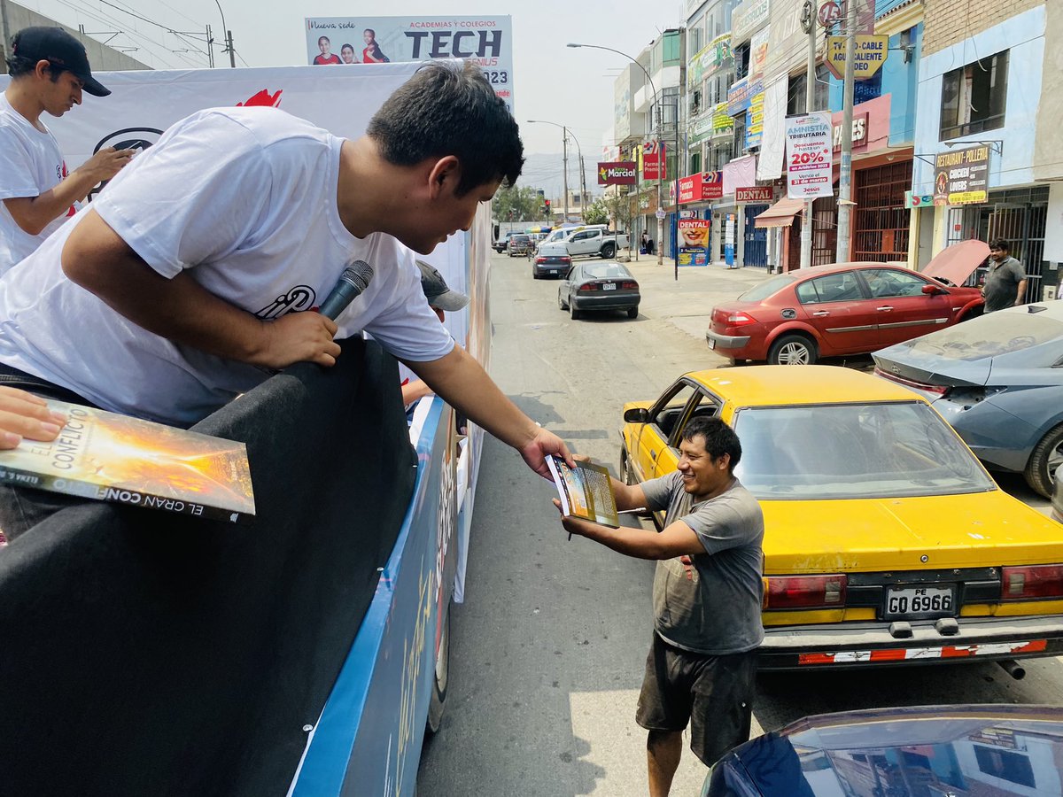 AdventistasUPN's tweet photo. ➡️ Vecinos del distrito de📍San Juan de Lurigancho se acercan al concierto móvil donde promocionan la lectura y la sintonía de la radio @NuevoTiempoPeru 103.3 FM 📻 #PerúSíLee #ImpactoEsperanza https://t.co/6uYAlyZiGB