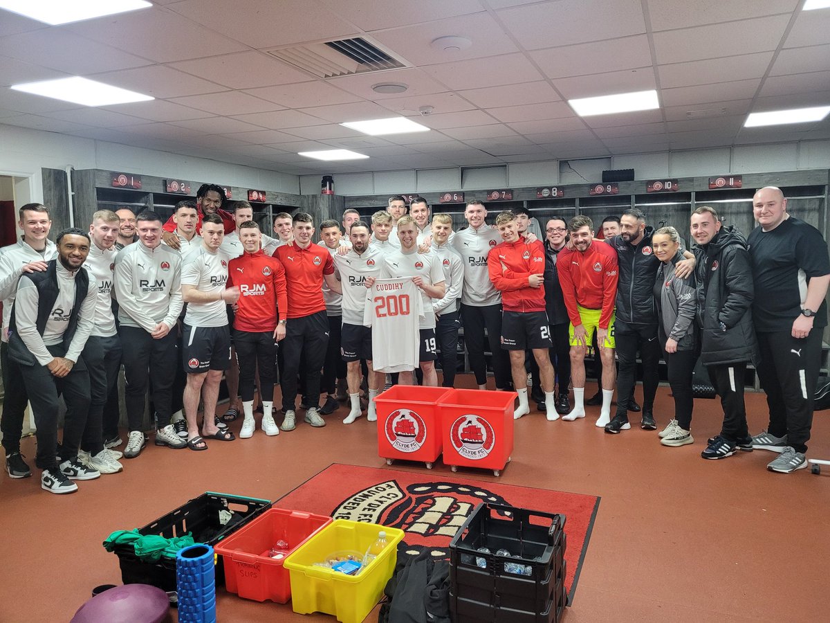 ClydeFC's tweet photo. 2️⃣0️⃣0️⃣ - Barry Cuddihy was presented with a special shirt to mark his 200th Bully Wee appearance in the presence of his family and teammates before this afternoon’s game.

Barry is just the 2nd player in the last 30 years to reach this milestone, and 59th in the club's history 👏 https://t.co/wzvImlnuMC