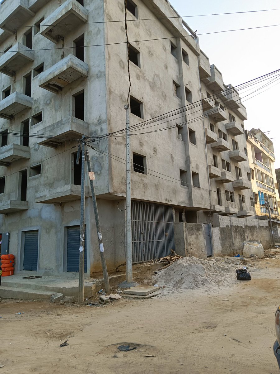 Le mal  à #Yop. Il a déposé le bâtiment 🏢 sans prévoir des parkings pour les habitants et les gens vont se retrouver dans une ruelle étroite avec des véhicules qui ne savent pas où garer... 🙄
Qu'est ce qu'on fait ?
#Civ225 #MCLU <a href="/Bruno_N_Kone/">Bruno Nabagné KONÉ</a>