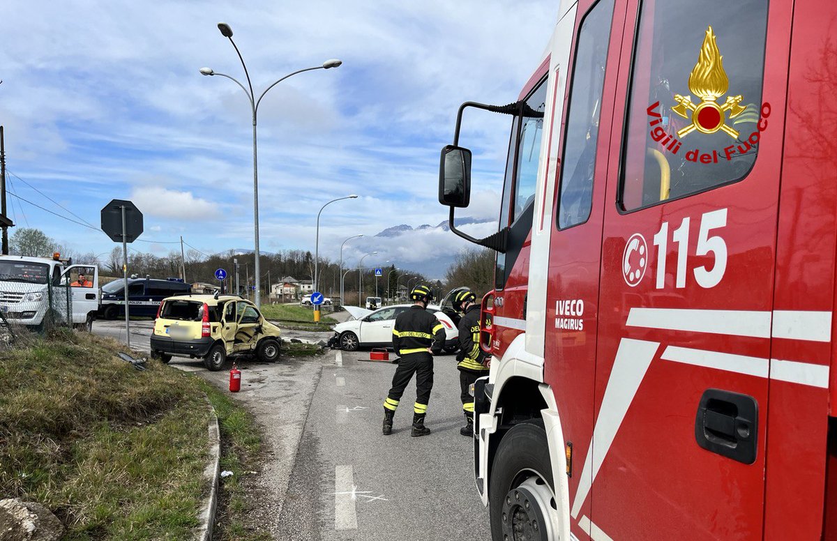 vvfveneto's tweet photo. #1aprile Belluno, questa mattina, incidente tra due auto lungo la #SS51 in località Boscon: due feriti. #Vigilidelfuoco estraggono uno dei conducenti rimasto incastrato. I feriti presi in cura dal @SUEM_Veneto #soccorsiquotidiani #allaguidanondistrarti https://t.co/kIa2hBvvbR