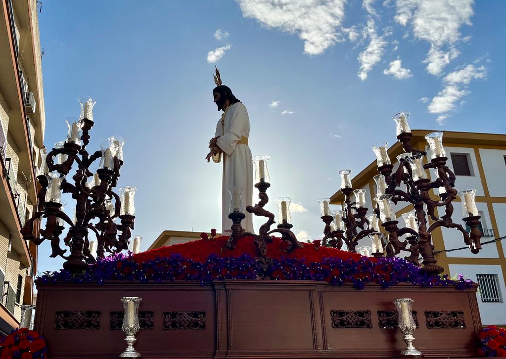 RaquelVegaC's tweet photo. Sábado de Pasión. #LaHumildad. Un placer acompañar a la gente de @AP_ElOlivo en una tarde radiante. Disfrutando de su paso por las calles de la barriada donde me crié.
#SemanaSanta2023 #LaRinconada https://t.co/w8MxL1tYhK