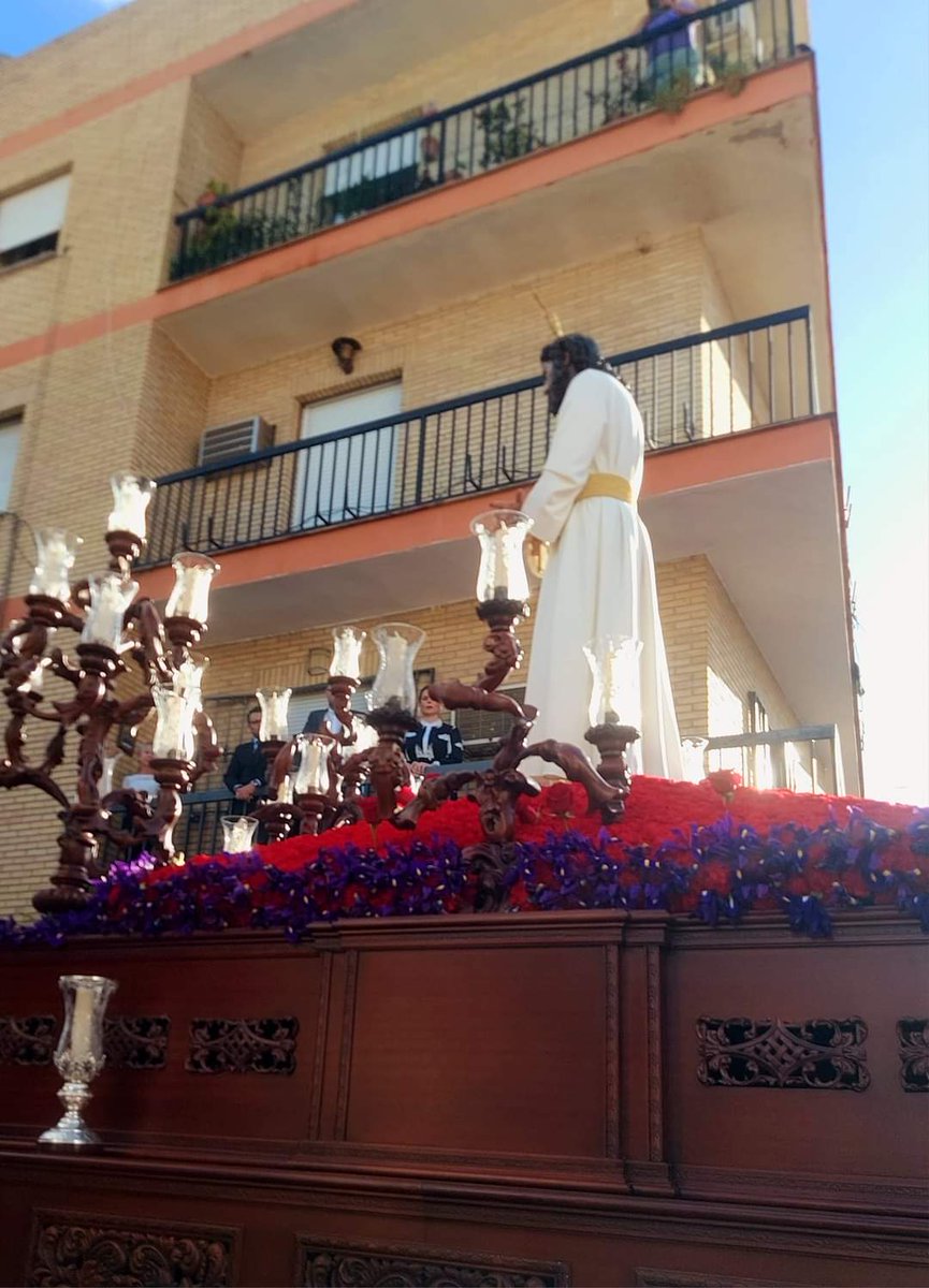 RaquelVegaC's tweet photo. Sábado de Pasión. #LaHumildad. Un placer acompañar a la gente de @AP_ElOlivo en una tarde radiante. Disfrutando de su paso por las calles de la barriada donde me crié.
#SemanaSanta2023 #LaRinconada https://t.co/w8MxL1tYhK