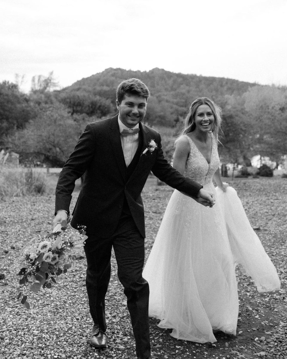 "Wise men say
  Only fools rush in
  But I can't help falling in love with you" 🤍🖤

📸: <a href="/deborah/">deborah carr</a>.bestphotography

#AppleBrides #FoolsInLove