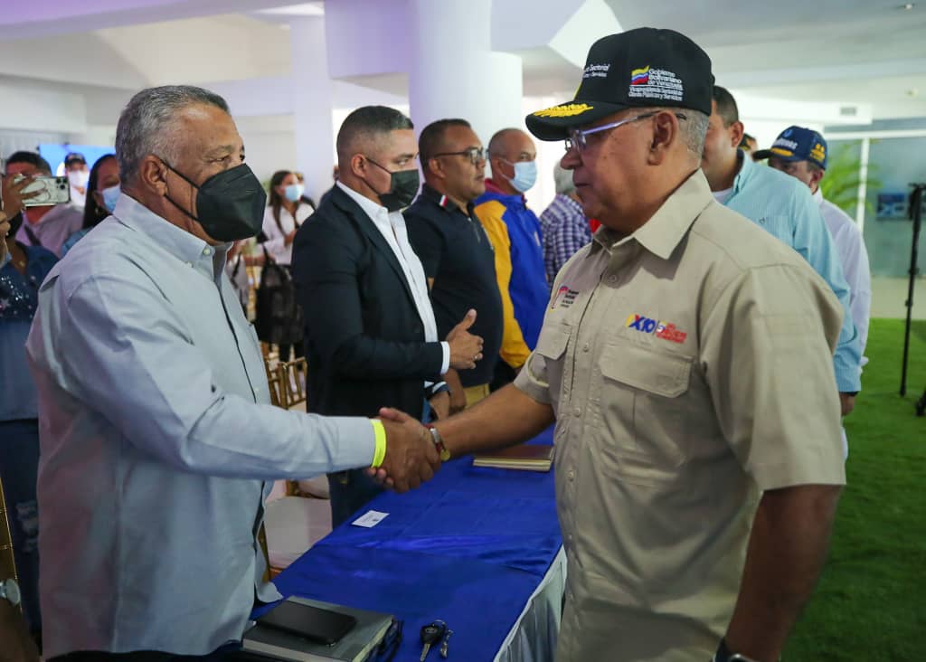 viceservicios's tweet photo. #Entérate || G/J @NestorLReverol lideró una reunión de trabajo entre la #VSOPS, el gobernador del estado Falcón, Victor Clark, alcaldes y el Poder Popular organizado con el objetivo de potenciar los servicios públicos en la entidad.
#OfensivaMoral https://t.co/LVjZEXI1jU