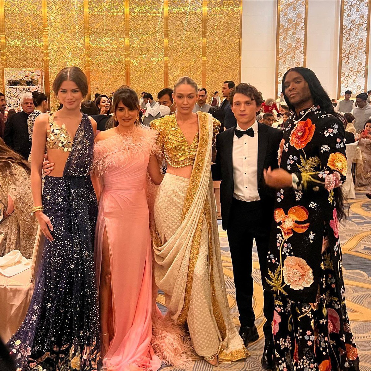 cherrydayas's tweet photo. Zendaya, Gigi Hadid, Tom Holland and Law Roach. that’s it that’s the tweet https://t.co/DsIb10ic0z