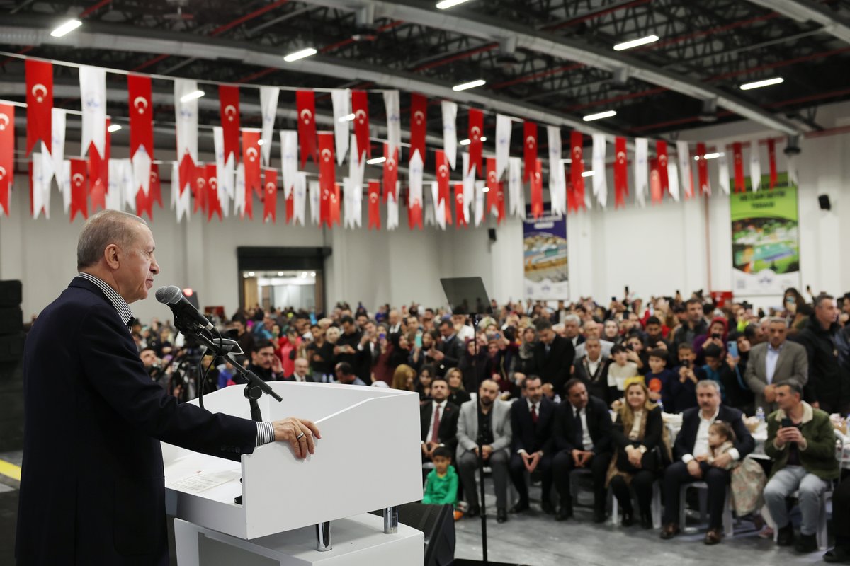 RTErdogan's tweet photo. Ramazan’ın 10’uncu iftarını Elâzığlı kardeşlerimle birlikte yaptık. 

Birliğimizi, beraberliğimizi, kardeşliğimizi doya doya teneffüs ettiğimiz bu muhabbet sofrasına iştirak eden herkese teşekkür ediyorum. https://t.co/K8wOchrLGq