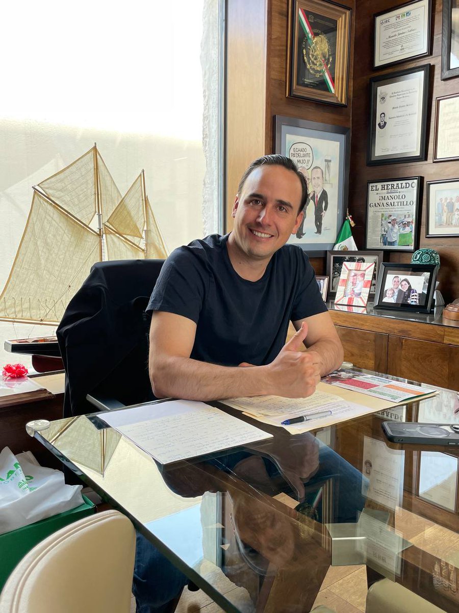 manolojim's tweet photo. ¡Listos pa' carreras! 👍🏼🤠😜💪🏻 Afinando los últimos detalles para iniciar la campaña más ciudadana en la historia de #Coahuila. ¡Vamos con todo! https://t.co/7GBC5cdsEY
