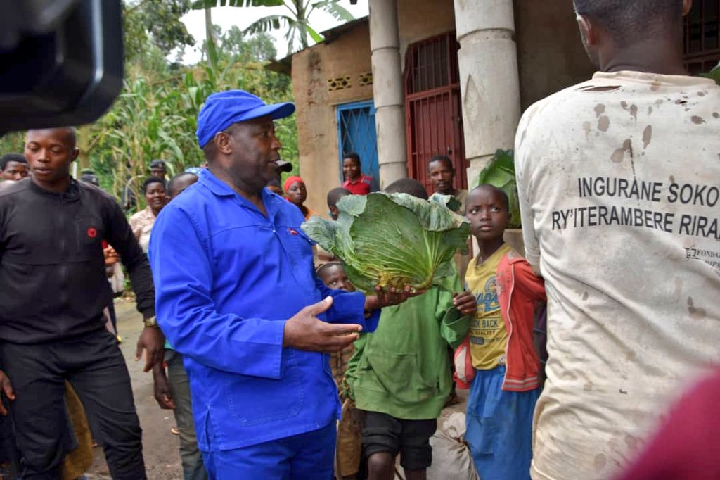 Uwo murimyi mworozi yamenyesheje ko ashobora guca ibitoke ijana kimwe akakigurisha   30000 mu mafranga y'amarundi. Umukuru w'igihugu akaba yamushimiye cane kuko yumvise akamo yateye Abarundi.Yavuye aho aguze amashu kuri uwo murimyi mworozi, rimwe rikaba ripima ibiro 6