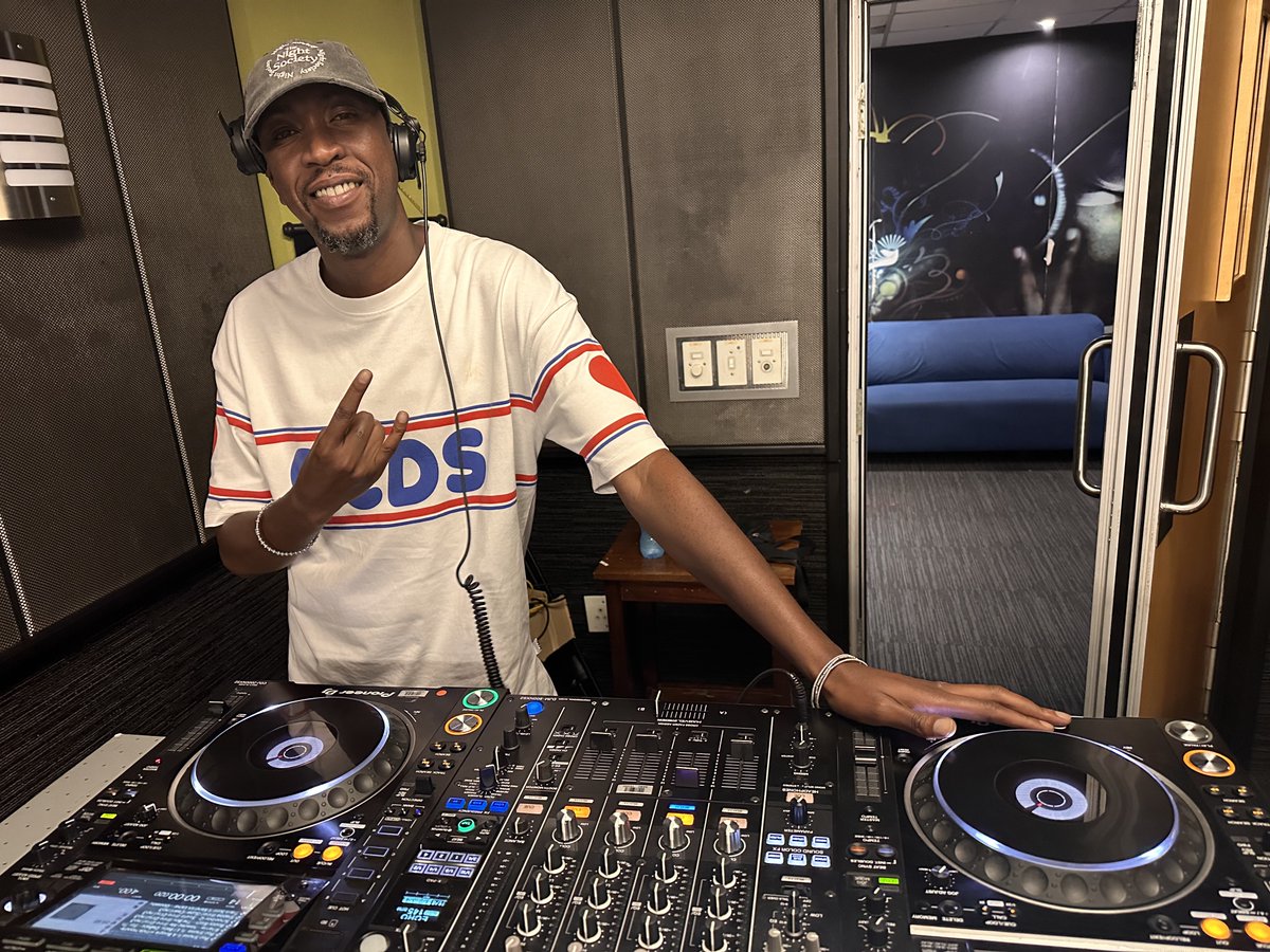 METROFMSA's tweet photo. 2nd mix on the show just started. #TheWeekendAppetizer mix. We have Soweto DJ Rockstar @therealdjjovis on the 1s and 2s for the next 20 min. Turn Up!
@sphectacula @djnaves https://t.co/kBEHe9vk4T