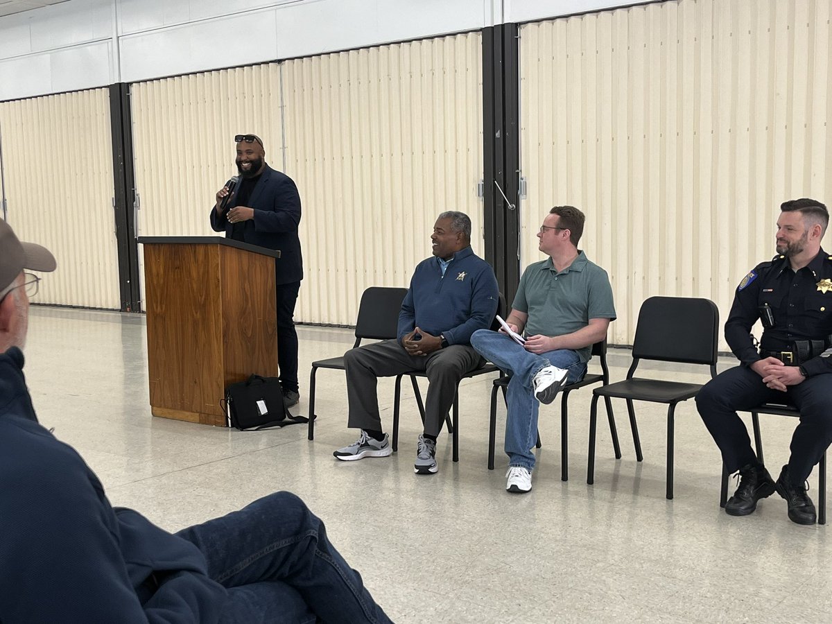 Great <a href="/officialSCUSD/">Sac City Unified</a> School Safety meeting this morning at <a href="/JFKHSCOUGAR/">John F. Kennedy HS</a>. Thank you <a href="/chinua_rhodes/">Chinua Rhodes</a> <a href="/twkayatta/">Taylor Kayatta</a> <a href="/RickJenningsD7/">Rick Jennings, II</a> &amp; Lt. Galliano w/ <a href="/SacPolice/">Sacramento Police Department</a> #Pocket #PocketSafety